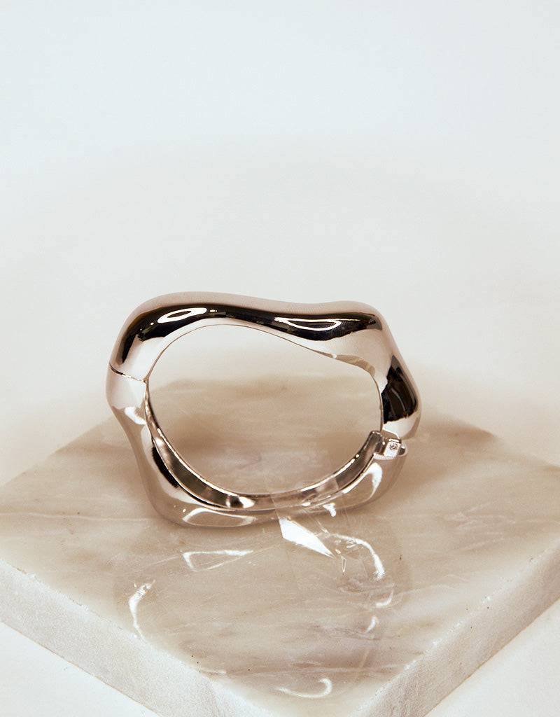 THE MOMENT WAVY BRACELET SILVER