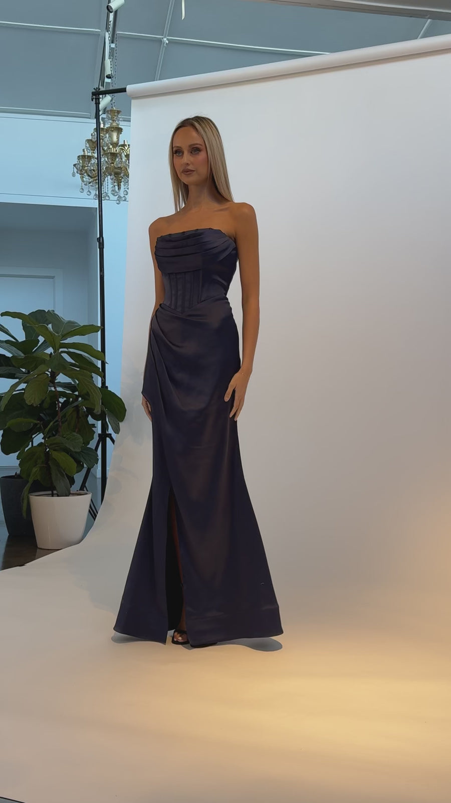 GESS OFF SHOULDER FISHTAIL GOWN B67D30L